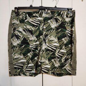 Plus Size 28 Lane Bryant Green Floral Tropical Palm Tree Vacation Bermuda Shorts